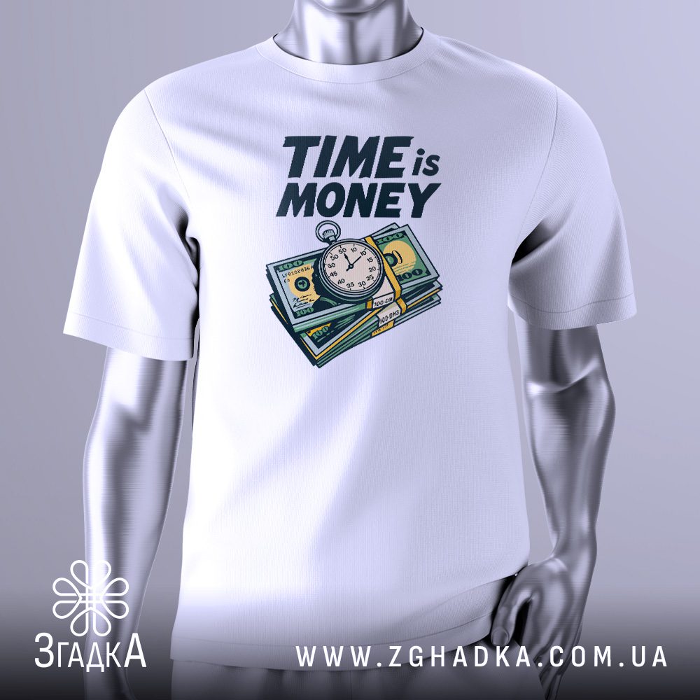 Біла футболка з графічним принтом, що зображує напис "Time is Money" великими літерами, під яким розташовані стилізовані зображення купи доларів та секундоміра. Принт виконаний у контрастних кольорах (наприклад, чорний, зелений, жовтий). Принт розташований по центру. Футболка представлена на сірому манекені.
