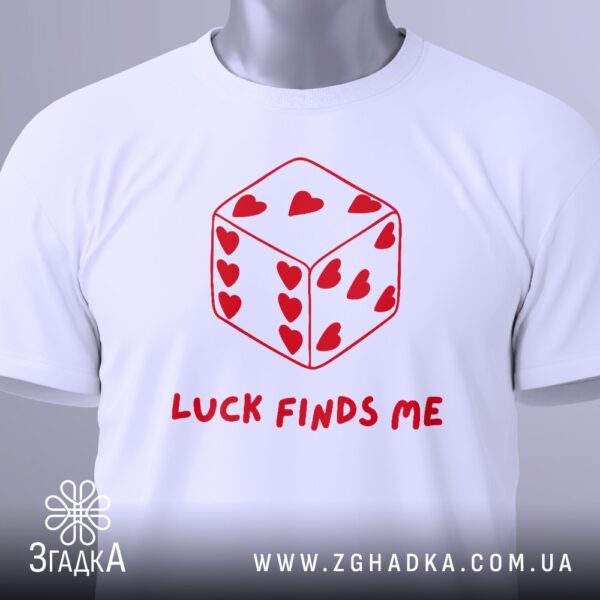 Крупний план принта "Luck finds me" з кубиком та сердечками на білій футболці, що детально показує текст та графіку.