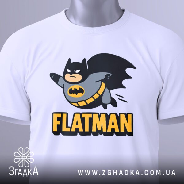 Крупний план принта "FLATMAN" та зображення супергероя на білій футболці, що детально показує текст та графіку.