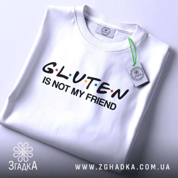 Складена біла футболка з принтом "Gluten is not my friend" та етикеткою "Згадка".