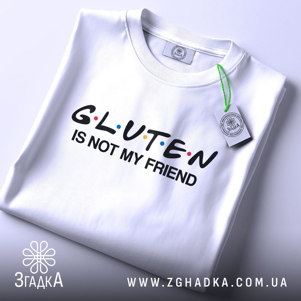 Складена біла футболка з принтом "Gluten is not my friend" та етикеткою "Згадка".