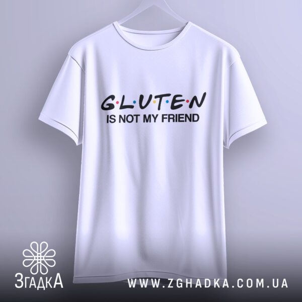 Біла футболка з принтом "Gluten is not my friend", що висить на білих плічках.