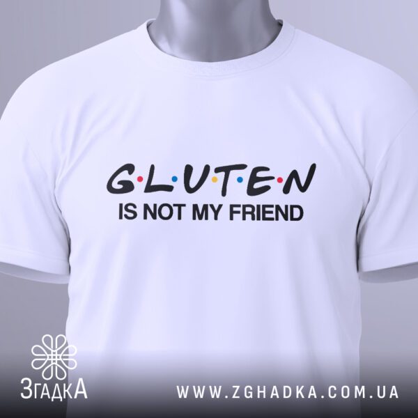 Крупний план графічного принта "Gluten is not my friend" на білій футболці.