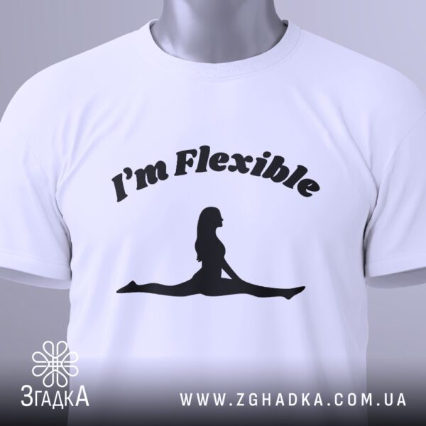 Крупний план чорного принта "I'm Flexible" та силуету дівчини на білій футболці, що детально показує зображення.