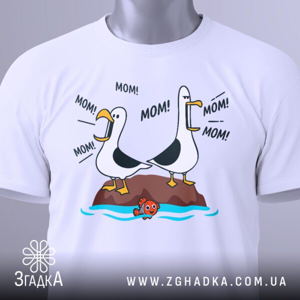 Крупний план графічного принта чайок "MOM!" на білій футболці.