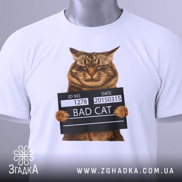 Крупний план принта "кіт bad cat" на білій футболці, що детально показує кота та напис.