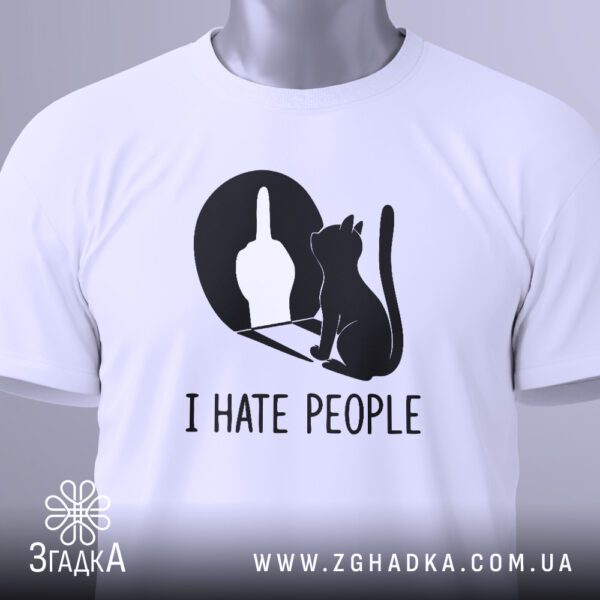 Крупний план принта "I HATE PEOPLE" та зображення кота з рукою на білій футболці, що детально показує текст та графіку.