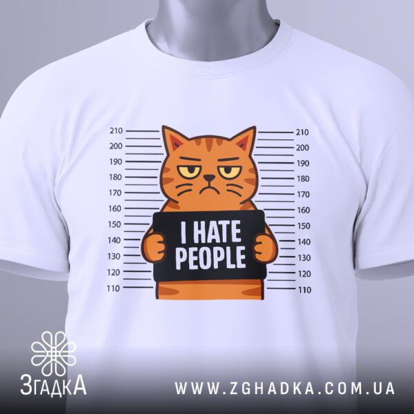 Крупний план принта "I hate people" з сердитим котом на білій футболці, що детально показує графіку та текст.