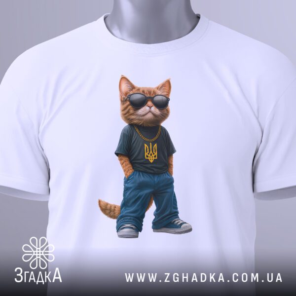 Крупний план принта "кіт з тризубом" на білій футболці, що детально показує обличчя кота, окуляри, тризуб та ланцюг.