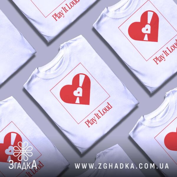 Кілька білих футболок з принтом "кохання без компромісів", складені стопкою або розкладені поруч на світлому фоні.