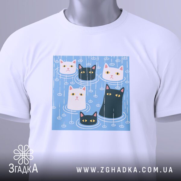 Крупний план принта "коти під дощем" на білій футболці, що детально показує котів та краплі дощу.