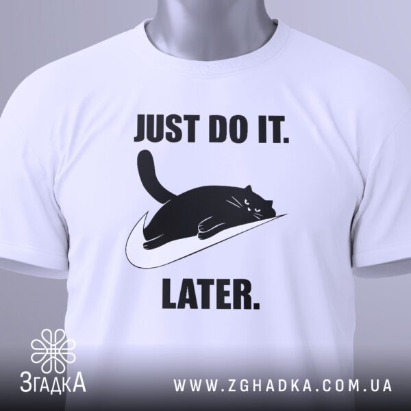 Крупний план принта "Just do it. Later." з ледачим котом на білій футболці, що детально показує графіку та текст.
