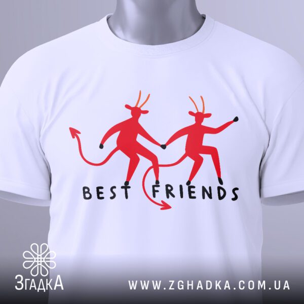Крупний план принта "Best Friends" з чортенятами на білій футболці, що детально показує графіку.