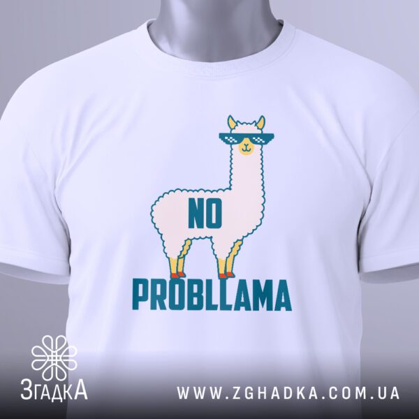 Крупний план графічного принта "Лама No probllama" на білій футболці.