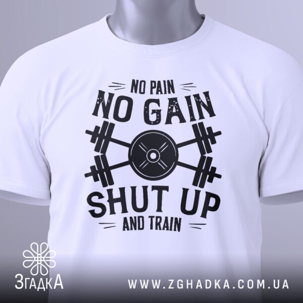 Крупний план принта "No pain, no gain, shut up and train" з гантелями на білій футболці, що детально показує графіку та шрифти.