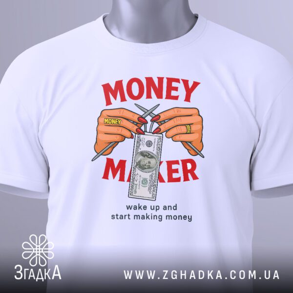 Крупний план принта "MONEY MAKER" та зображення рук, що плетуть купюру на білій футболці, що детально показує текст та графіку.
