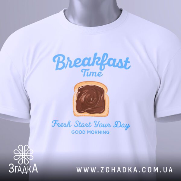 Крупний план принта "Breakfast Time – Fresh Start Your Day" з тостом та шоколадною намазкою на білій футболці, що детально показує графіку.