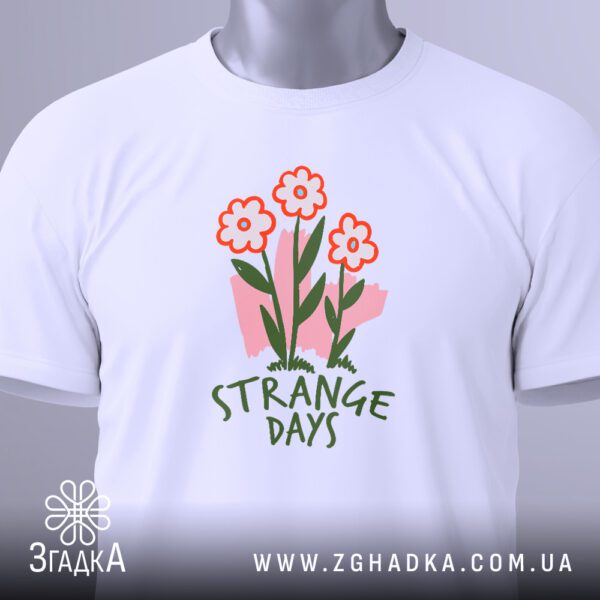 Крупний план принта "strange days квіти" на білій футболці, що детально показує стилізовані квіти та текст.