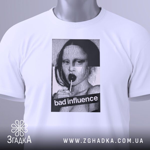 Крупний план чорно-білого принта "bad influence" на білій футболці, що детально показує обличчя дівчини та напис.