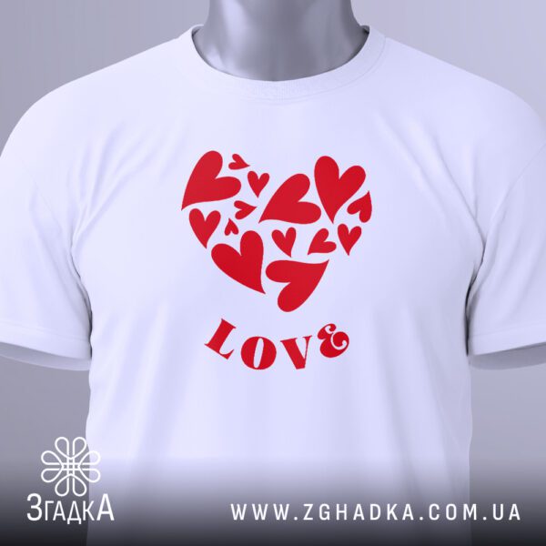 Крупний план принта "LOVE" та серця з сердечок на білій футболці, що детально показує графіку та текст.