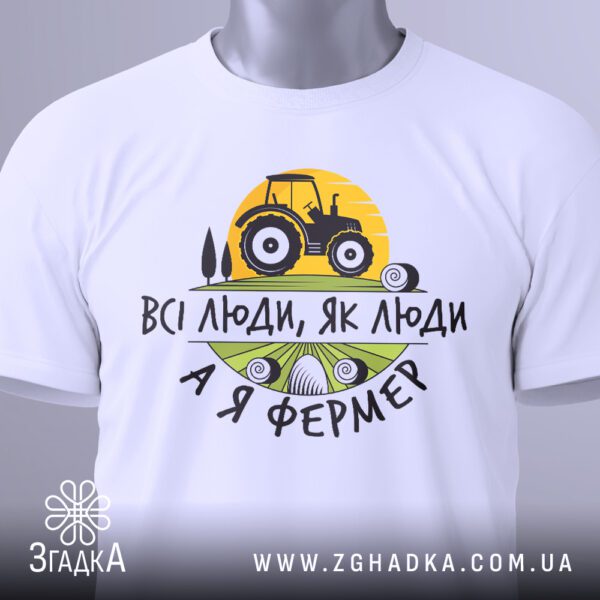 Детальний вигляд принту на білій футболці Я фермер, що показує дрібні деталі трактора та напису.