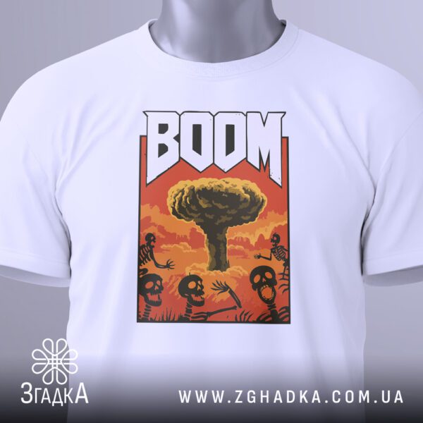 Крупний план принта "ядерний вибух BOOM" на білій футболці, що детально показує елементи вибуху та напис.