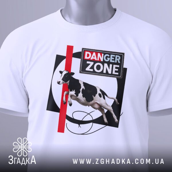 Крупний план напису "DANGER ZONE" та корови, що стрибає.