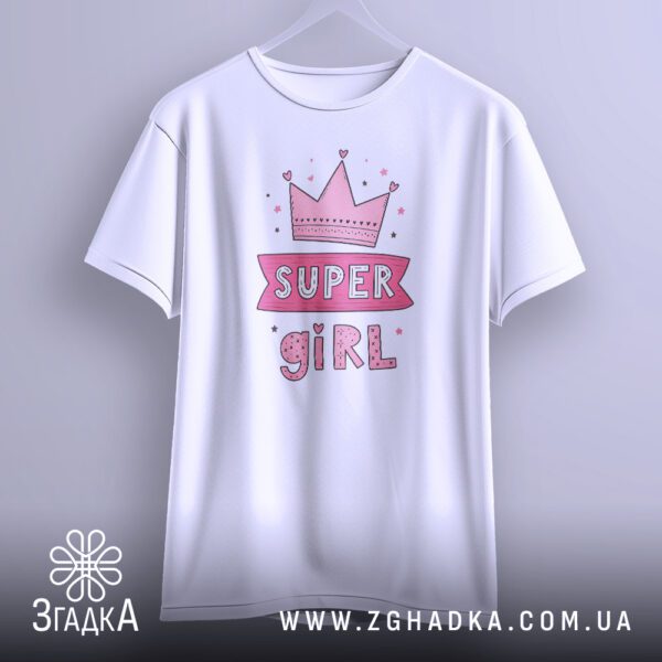 Біла футболка з принтом «SUPER GIRL» на манекені.