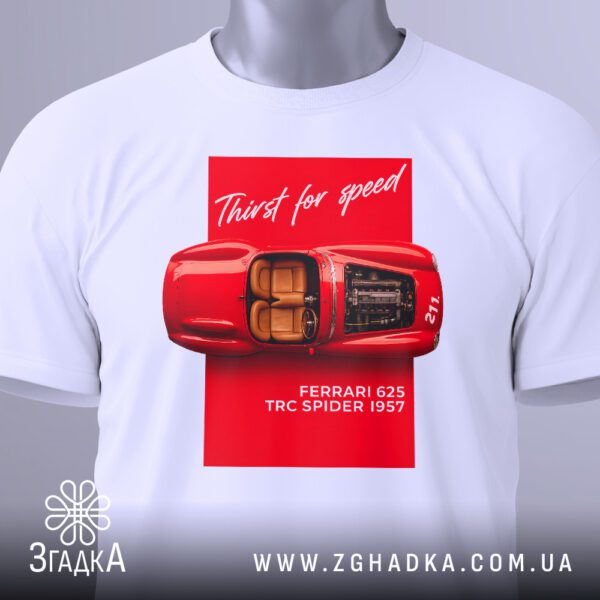 Біла футболка з принтом "Ferrari стиль ретро" на жіночій моделі.