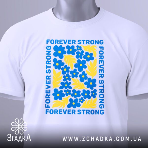 Крупний план принта "forever strong Україна" на білій футболці, що детально показує ілюстрацію.