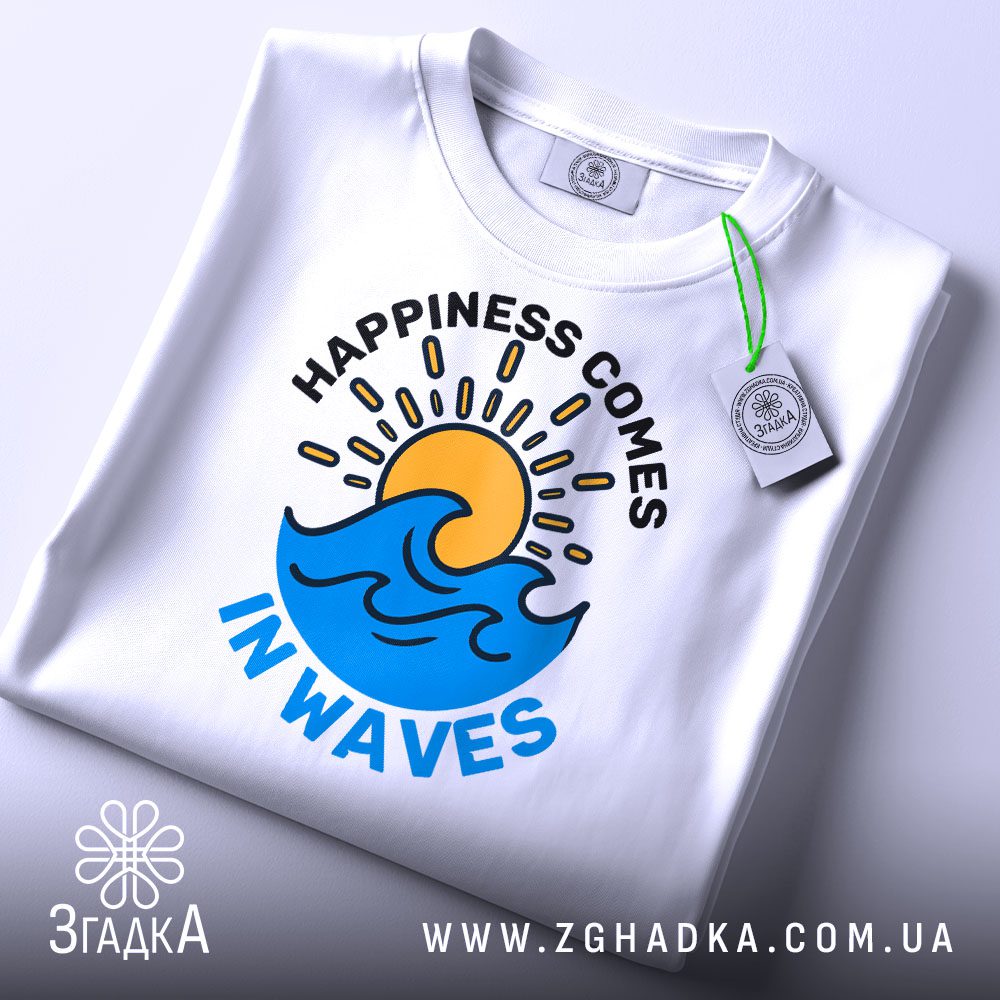 Складена біла футболка з принтом "happiness comes waves" та етикеткою "Згадка".