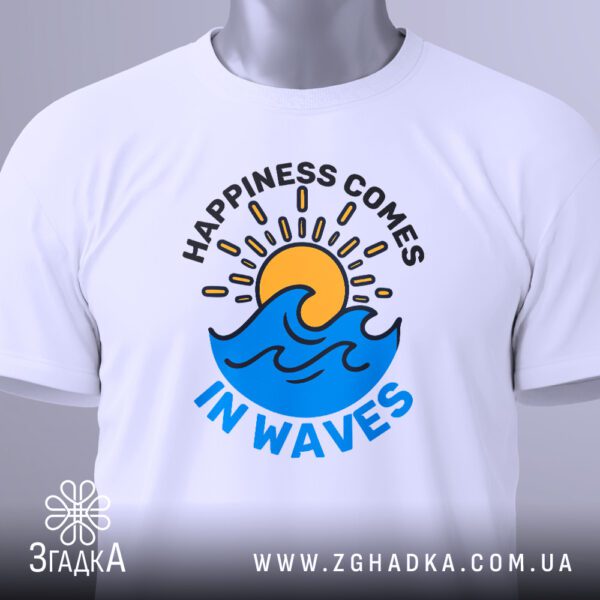 Крупний план принта "happiness comes waves" на білій футболці, що детально показує ілюстрацію.