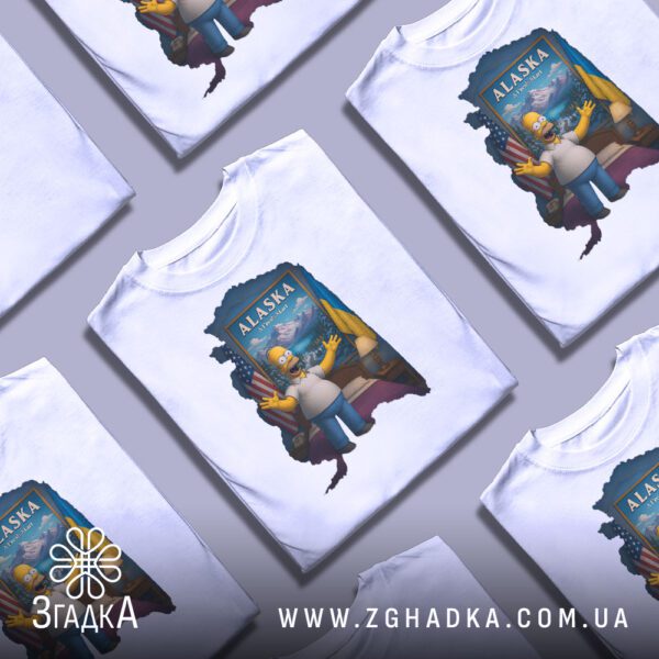 Фотографія білої футболки з принтом "Гомер Сімпсон Аляска" на моделі.