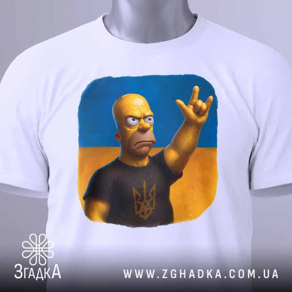Крупний план принта "Гомер Сімпсон патріот" на білій футболці, що детально показує ілюстрацію.