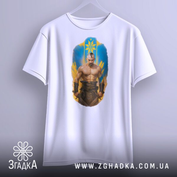 Біла футболка з принтом "козацька сила Україна", що висить на білих плічках, демонструючи дизайн.
