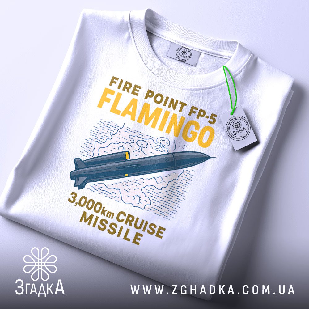 Біла футболка з принтом «Крилата ракета Flamingo» на манекені.