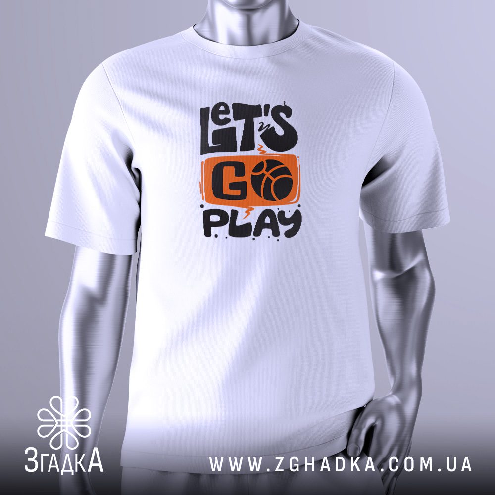 Біла футболка з графічним принтом у центрі. На принті напис "Let's Go Play" з літерою "О", заміненою м'ячем.