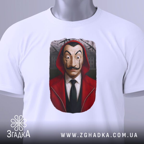 Крупний план принта "маска Далі бунтар" на білій футболці, що детально показує ілюстрацію.