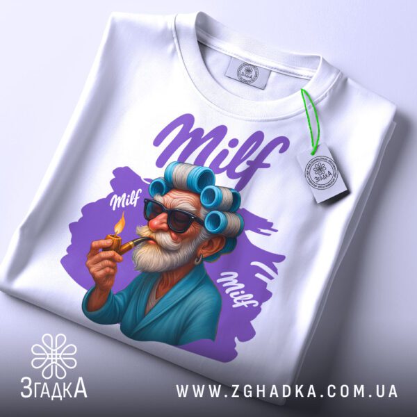 Крупний план принту "Milf з бігуді" на білій футболці, що детально показує ілюстрацію.