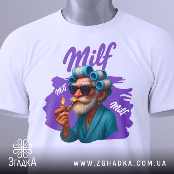 Сіра футболка з принтом "Milf з бігуді", що висить на вішаку.