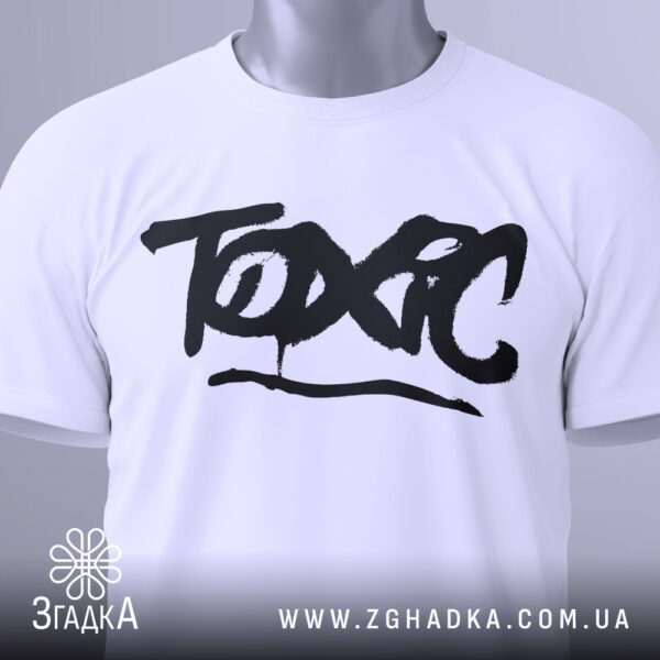 Біла футболка з принтом «Toxic графіті», вид збоку.
