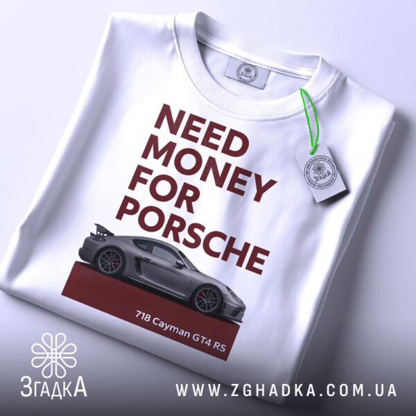 Крупний план принту "Need Money Porsche" на білій футболці, що детально показує ілюстрацію.