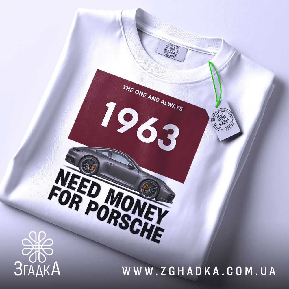 Крупний план принту "Need Money Porsche" на білій футболці, що детально показує ілюстрацію.