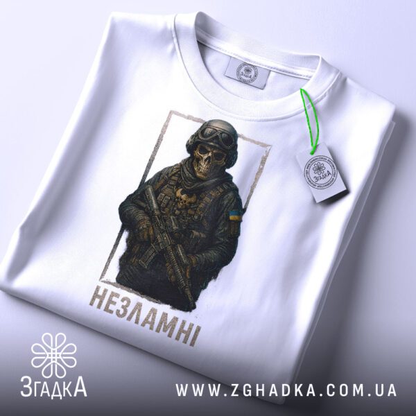 Біла футболка з принтом «Незламні воїни» на манекені.
