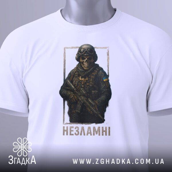 Біла футболка з принтом «Незламні воїни», вид збоку.