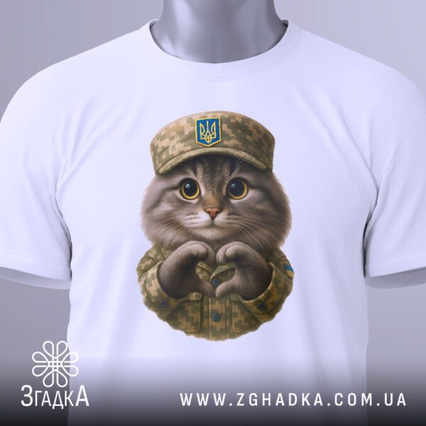 Крупний план принта "котик ЗСУ" на білій футболці, що детально показує ілюстрацію.