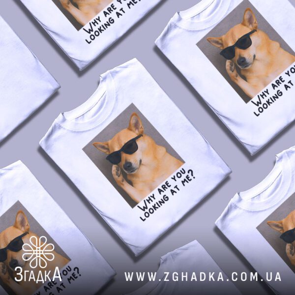 Кілька білих футболок з принтом "собака чорні окуляри", складені стопкою або розкладені поруч на світлому фоні.