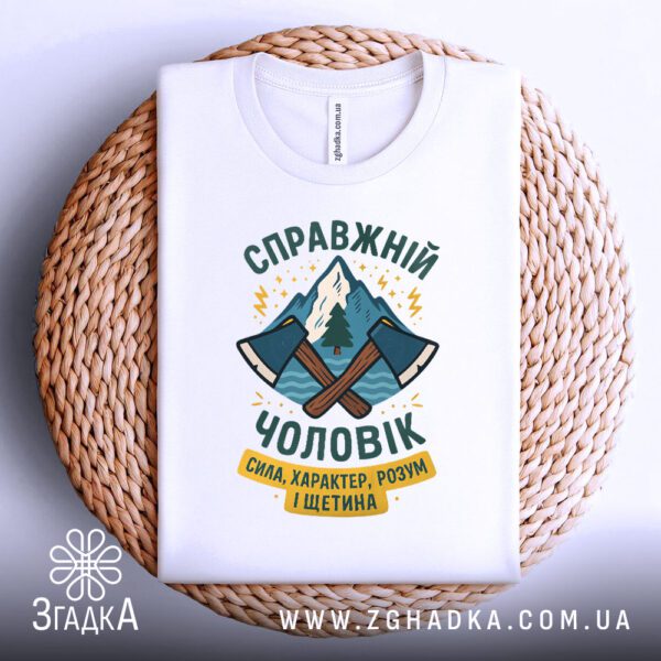 Футболка справжній чоловік стиль білого кольору, зблизька.