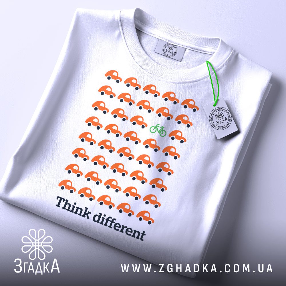 Складена біла футболка з принтом "think different стиль" та етикеткою "Згадка".