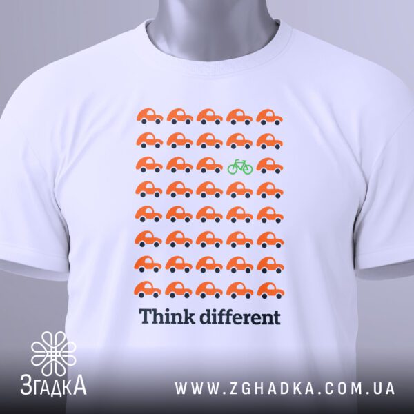 Крупний план принта "think different стиль" на білій футболці, що детально показує ілюстрацію.